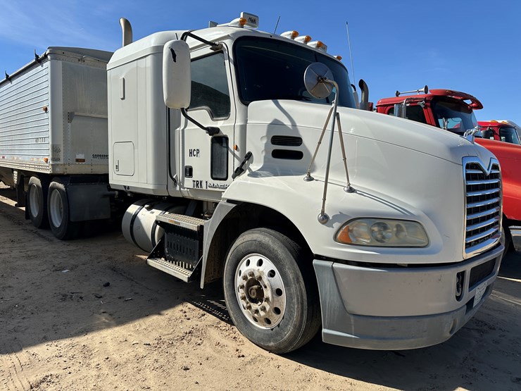 #33704-•-2011-mack-cxu-t/a-sleeper-truck-tractor-1m1aw09y8bm013165-image-2