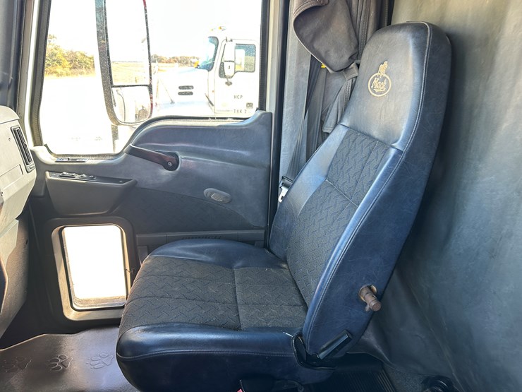 #33704-•-2011-mack-cxu-t/a-sleeper-truck-tractor-1m1aw09y8bm013165-image-71