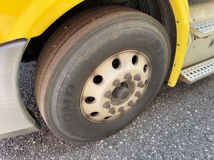 freightliner-semi-tractor-image-9