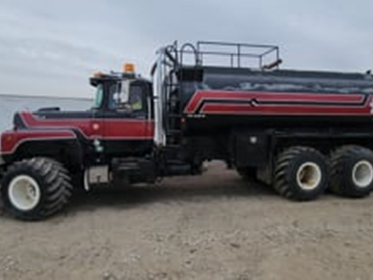 1976-mack-r600-image-5