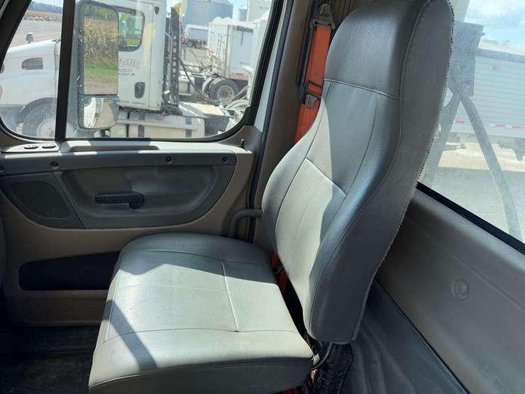 freightliner-semi-tractor-image-26