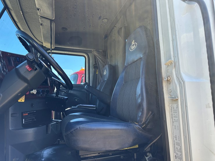 #33710-•-2011-mack-cxu-t/a-sleeper-truck-tractor-1m1aw09y3bm013638-image-66