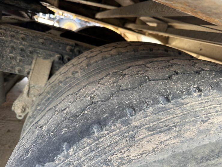 #33704-•-2011-mack-cxu-t/a-sleeper-truck-tractor-1m1aw09y8bm013165-image-6