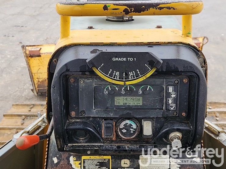 2004-deere-700h-image-31