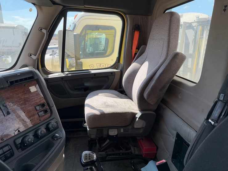 freightliner-semi-tractor-image-23