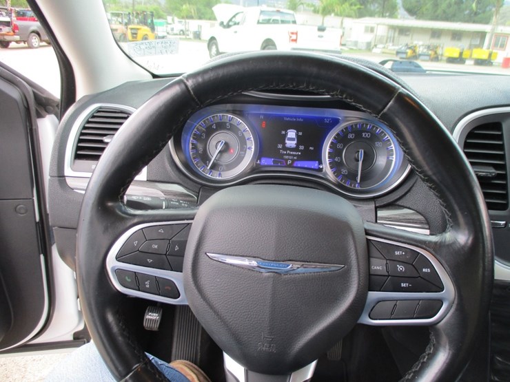 2021-chrysler-300-sedan,-image-11