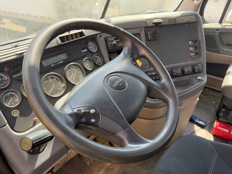 freightliner-semi-tractor-image-23