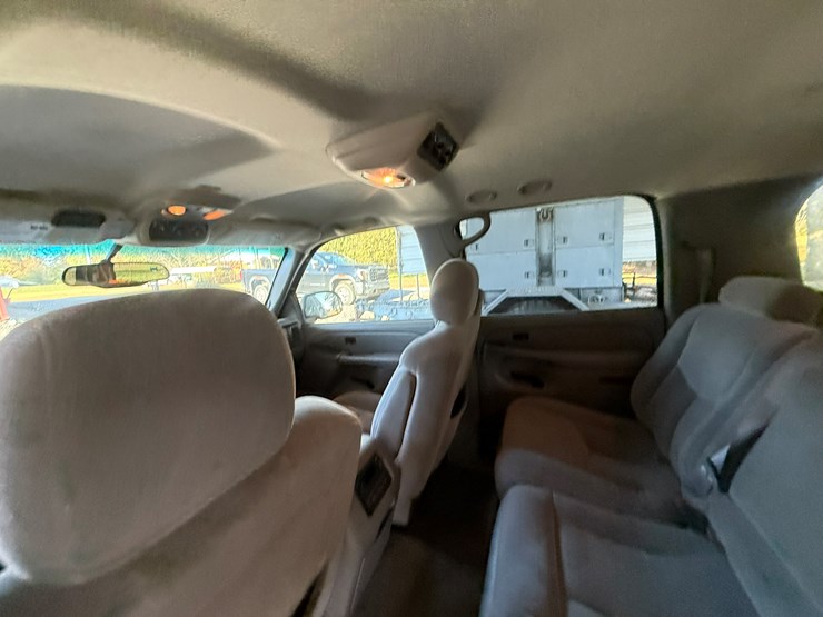 2004-chevrolet-suburban-image-52