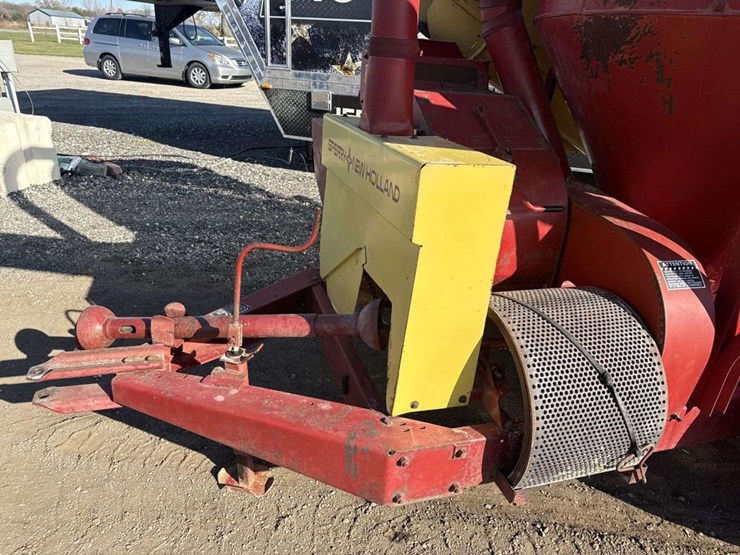 new-holland-353-image-6