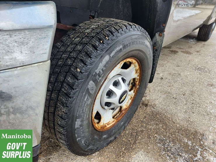 2012-chevrolet-silverado-2500hd-image-12