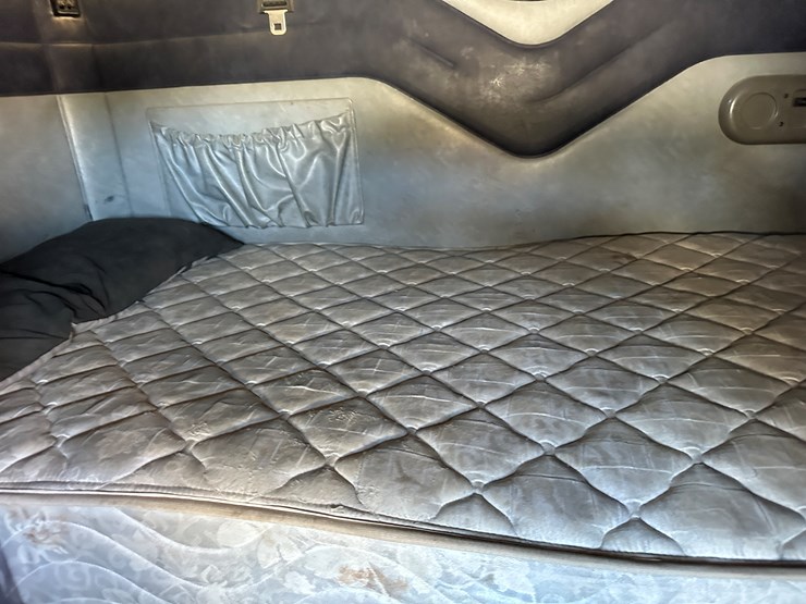 #33710-•-2011-mack-cxu-t/a-sleeper-truck-tractor-1m1aw09y3bm013638-image-82