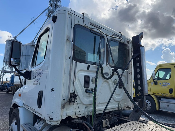 freightliner-semi-tractor-image-13
