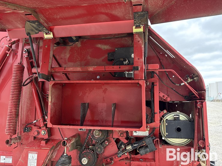 2005-new-holland-br780-image-13