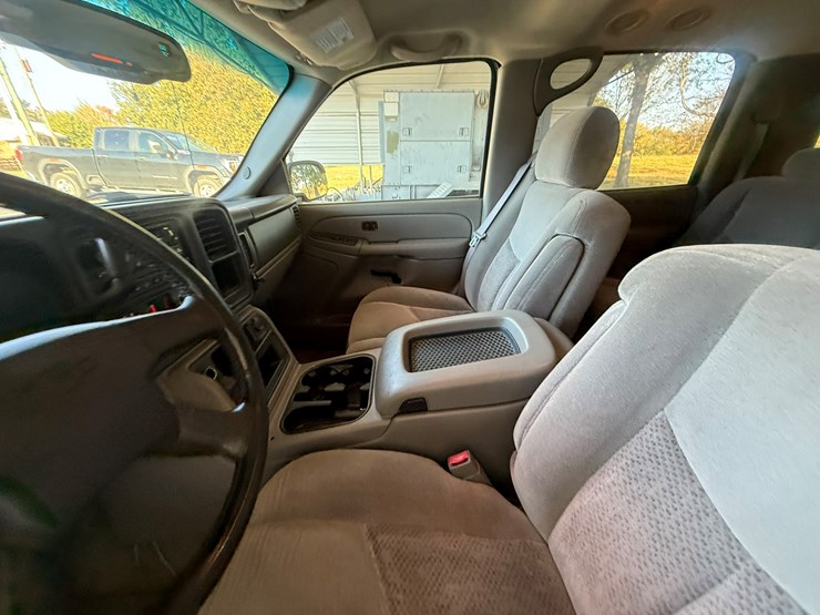 2004-chevrolet-suburban-image-57