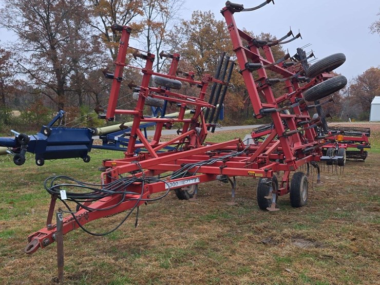 case-4300-field-cultivator,-c-shank,-28ft,-walking-tandems,-3-bar-spring-tooth-harrow,-rear-hitch-and-hyd.,-s/n--0623421-image-1
