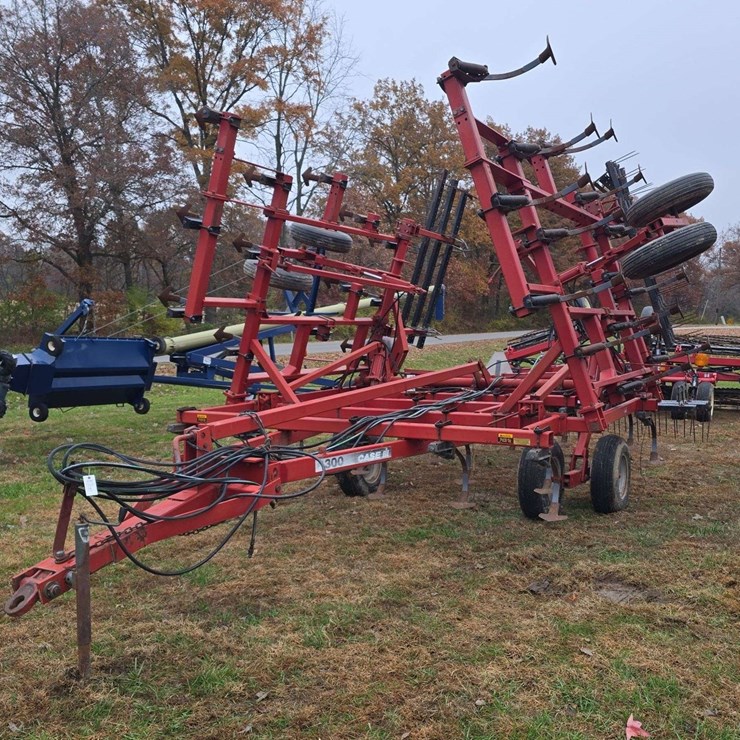Case 4300 Field Cultivator, C Shank, 28ft, Walking Tandems, 3 bar spring tooth harrow, rear hitch and hyd., s/n- 0623421