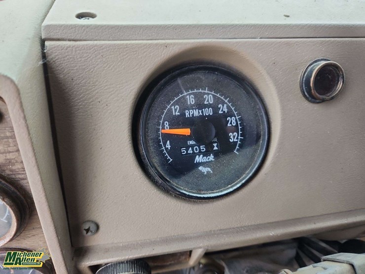 1976-mack-r600-image-8