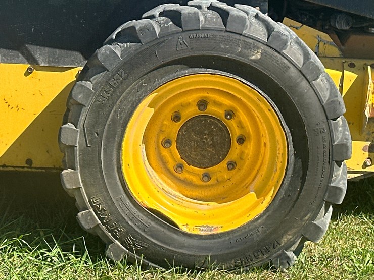 new-holland-l175-image-12