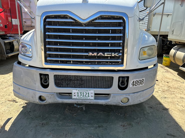 #33710-•-2011-mack-cxu-t/a-sleeper-truck-tractor-1m1aw09y3bm013638-image-39