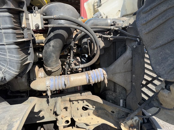 freightliner-semi-tractor-image-29