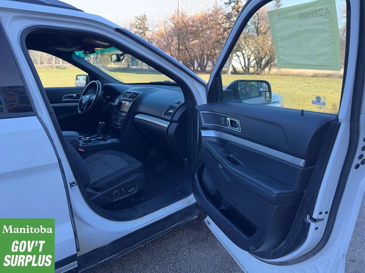 2017-ford-explorer-image-24