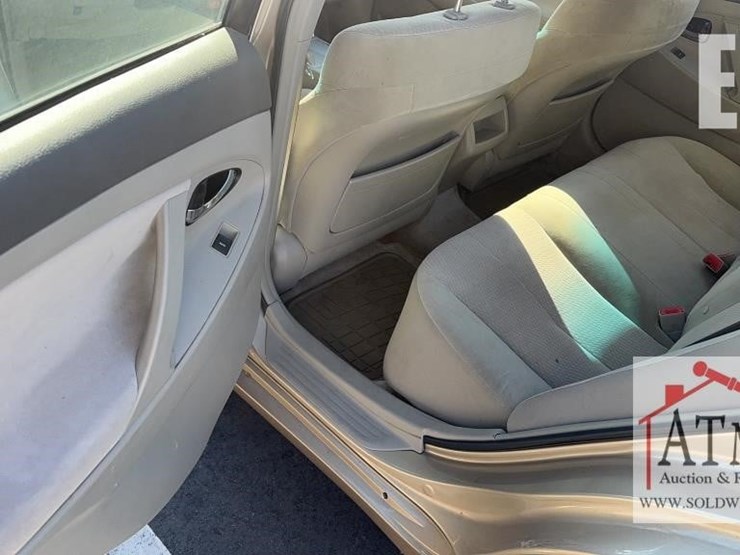 2010-toyota-camry-le-image-12