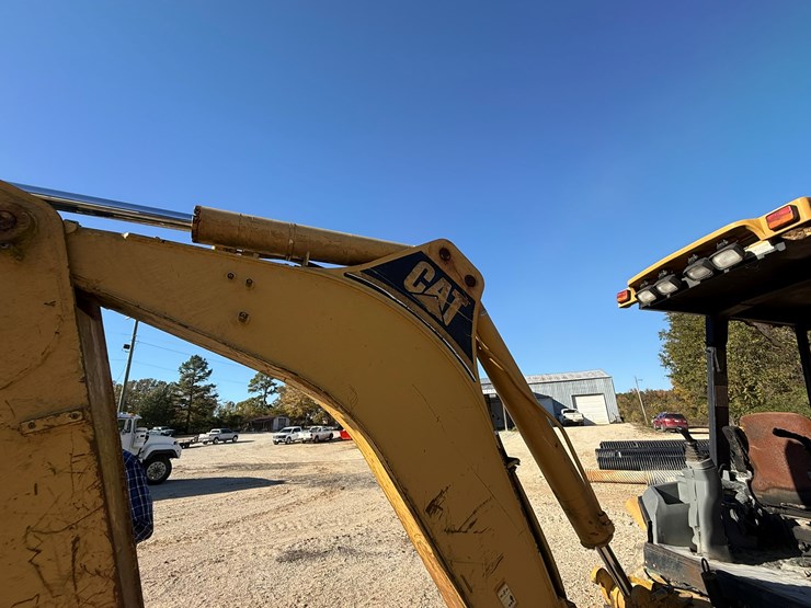 caterpillar-420d-image-18