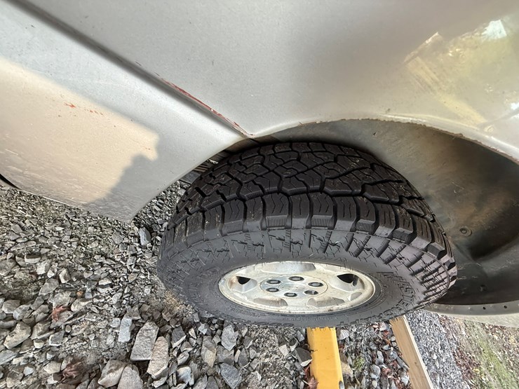 2004-chevrolet-suburban-image-9