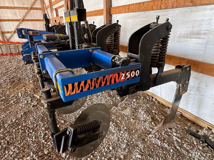 case-ih-2500-image-1