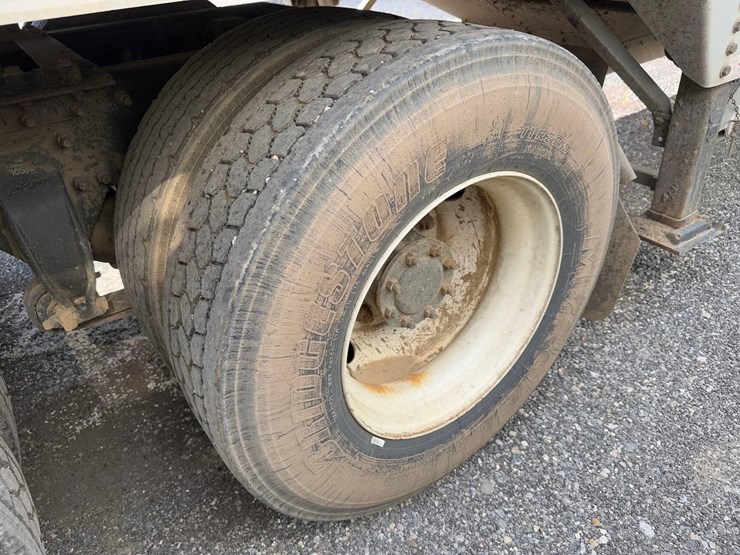 freightliner-semi-tractor-image-4