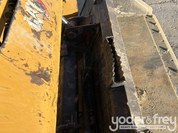 2019-caterpillar-279d3-image-12