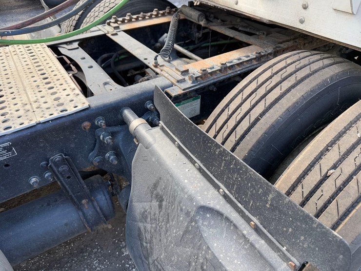 freightliner-semi-tractor-image-9