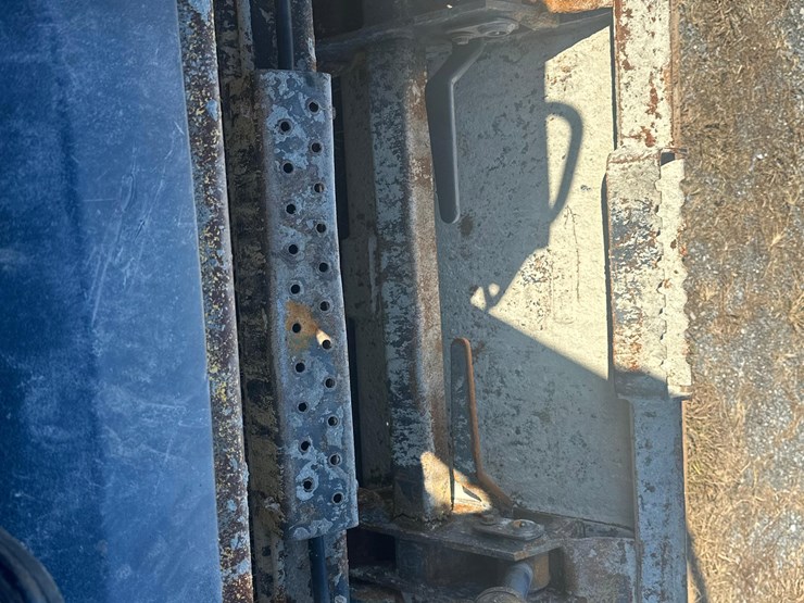 new-holland-l175-image-21