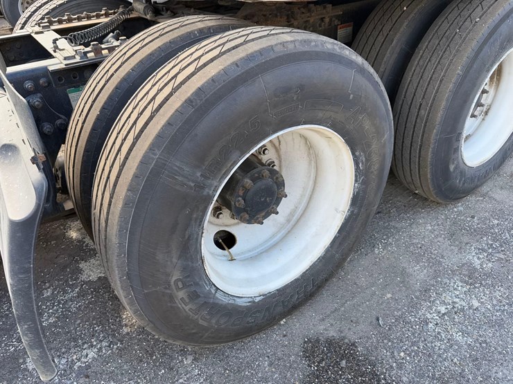 freightliner-semi-tractor-image-10