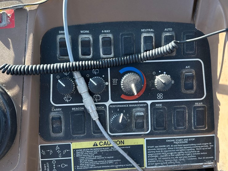 1999-deere-744h-image-17