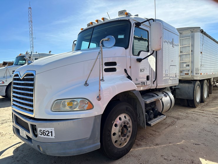 #33704-•-2011-mack-cxu-t/a-sleeper-truck-tractor-1m1aw09y8bm013165-image-1