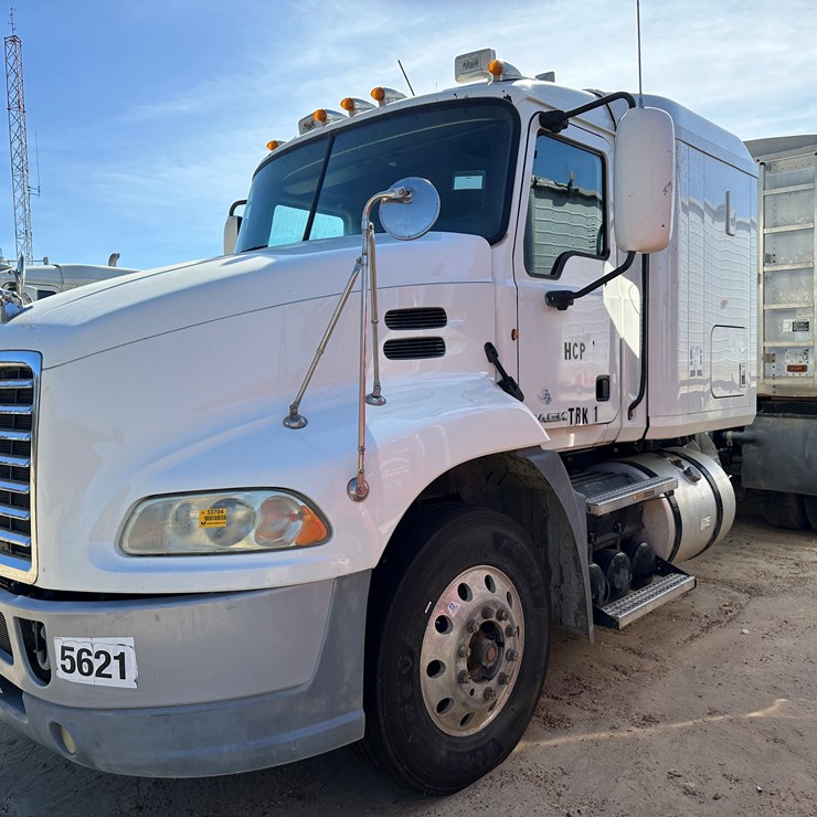 #33704 • 2011 Mack CXU T/A Sleeper Truck Tractor 1M1AW09Y8BM013165