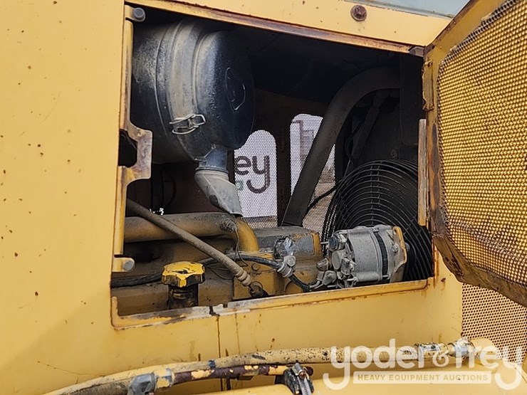 2004-deere-700h-image-14