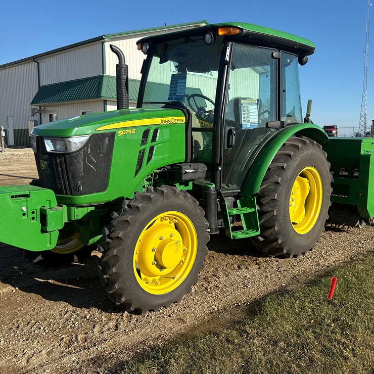 JOHN DEERE 5075E