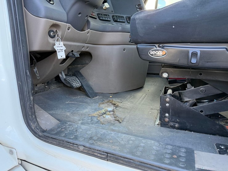 freightliner-semi-tractor-image-28