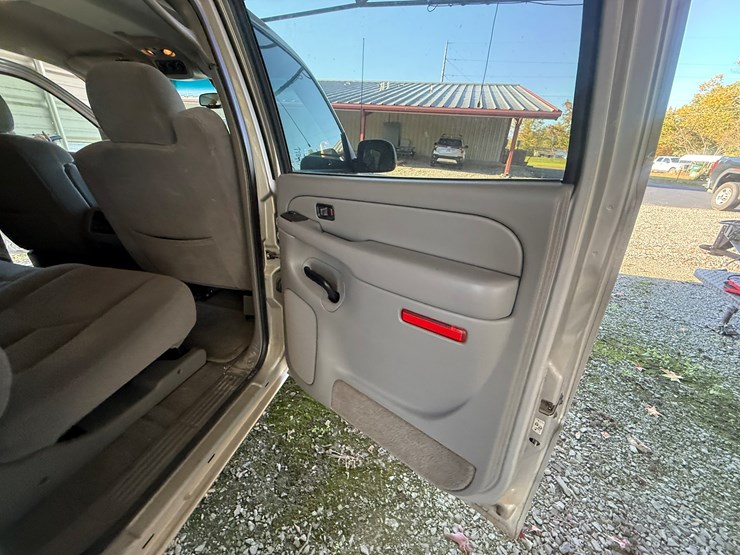 2004-chevrolet-suburban-image-23