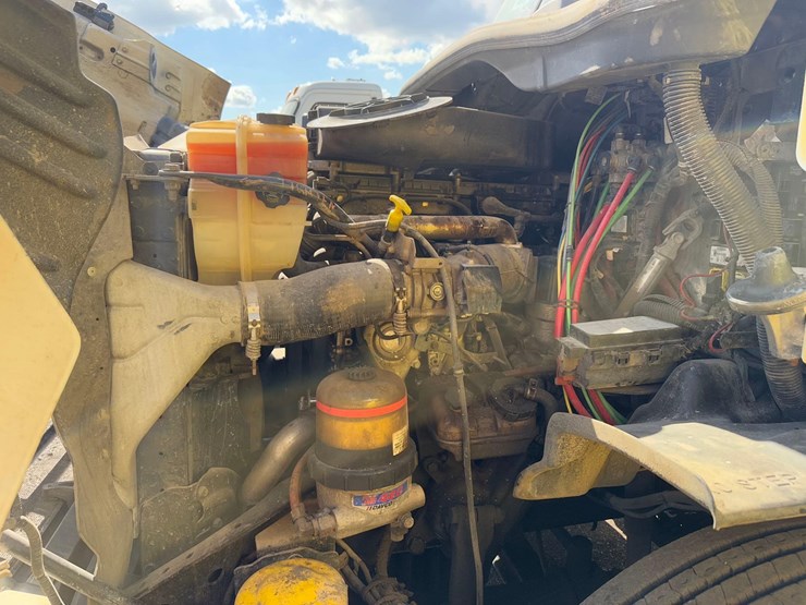 freightliner-semi-tractor-image-30