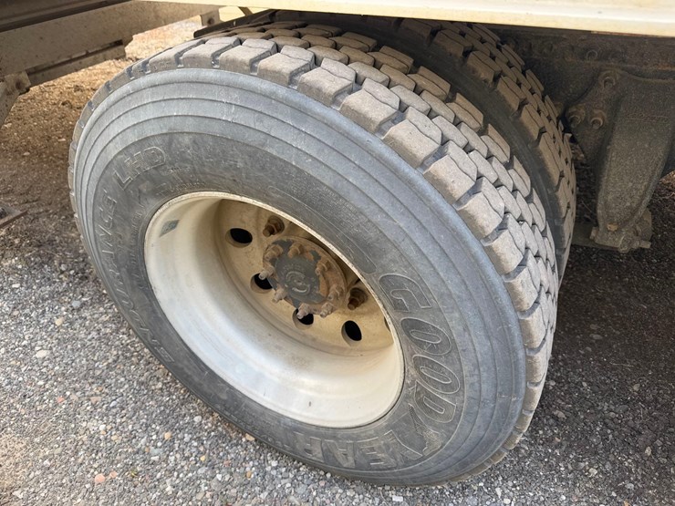 freightliner-semi-tractor-image-8