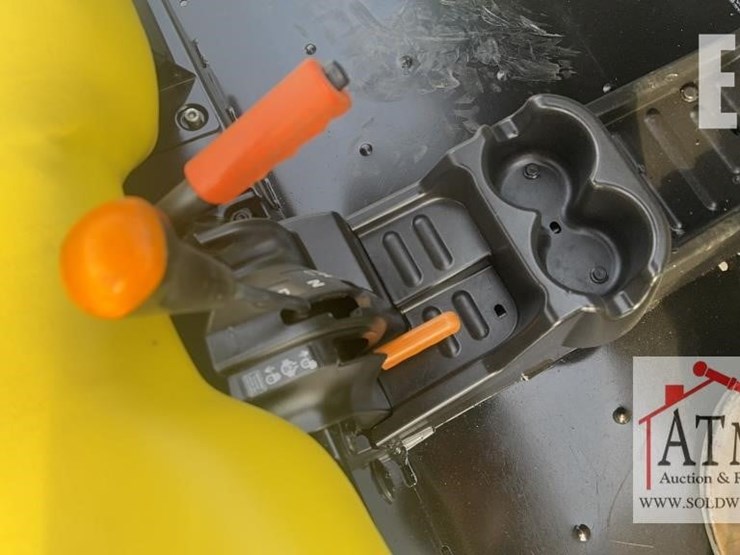 2021-john-deere-gator-image-13