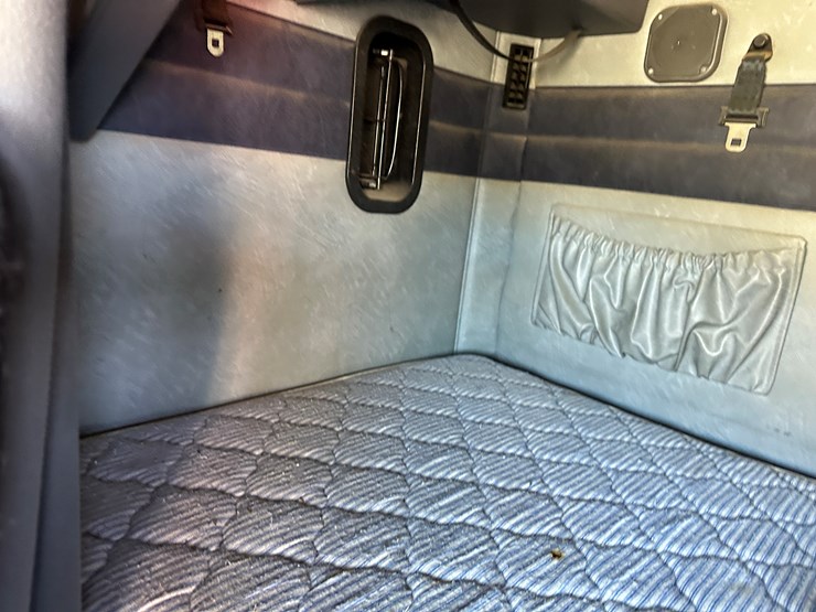 #33712-•-2011-mack-cxu-t/a-sleeper-truck-tractor-1m1aw09y5bm013138-image-79