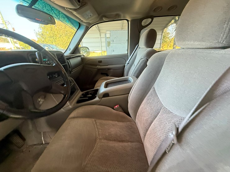 2004-chevrolet-suburban-image-56