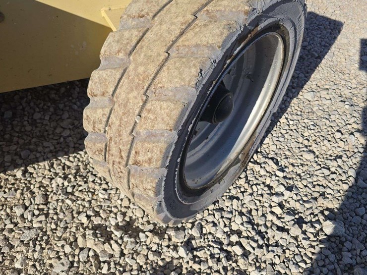 2011-jlg-4069le-image-9