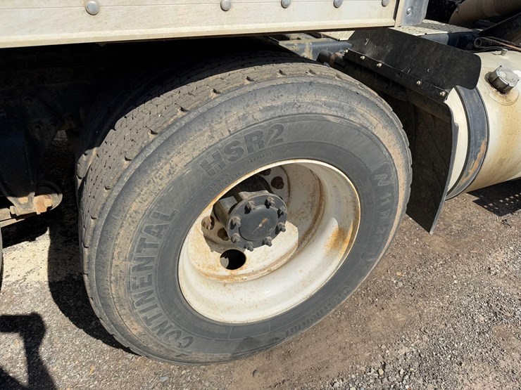 freightliner-semi-tractor-image-16