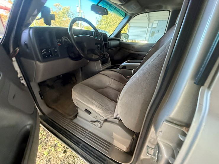 2004-chevrolet-suburban-image-55