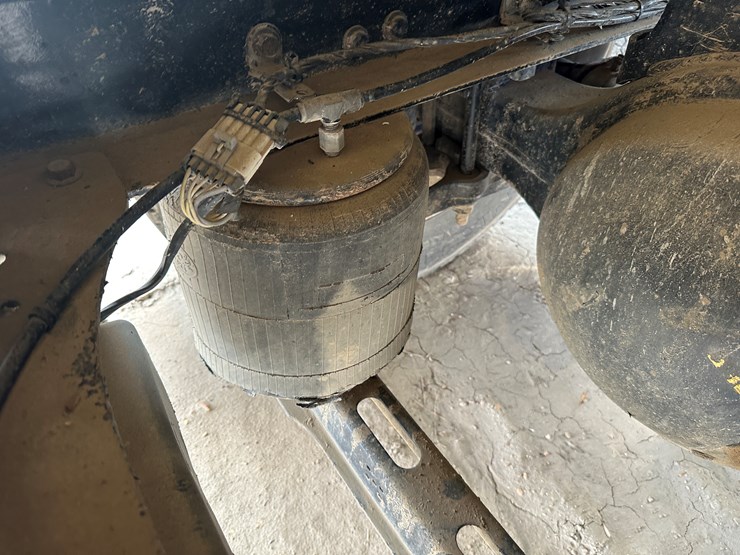 #33704-•-2011-mack-cxu-t/a-sleeper-truck-tractor-1m1aw09y8bm013165-image-16